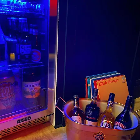 Loco Paradiso - Two Kingsize Beds, Outdoor Terrace, Dj Booth, Bar, Cinema, Bathtub, Kitchen, Airco אנטוורפן