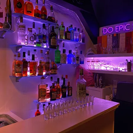 דירה Loco Paradiso - Two Kingsize Beds, Outdoor Terrace, Dj Booth, Bar, Cinema, Bathtub, Kitchen, Airco אנטוורפן